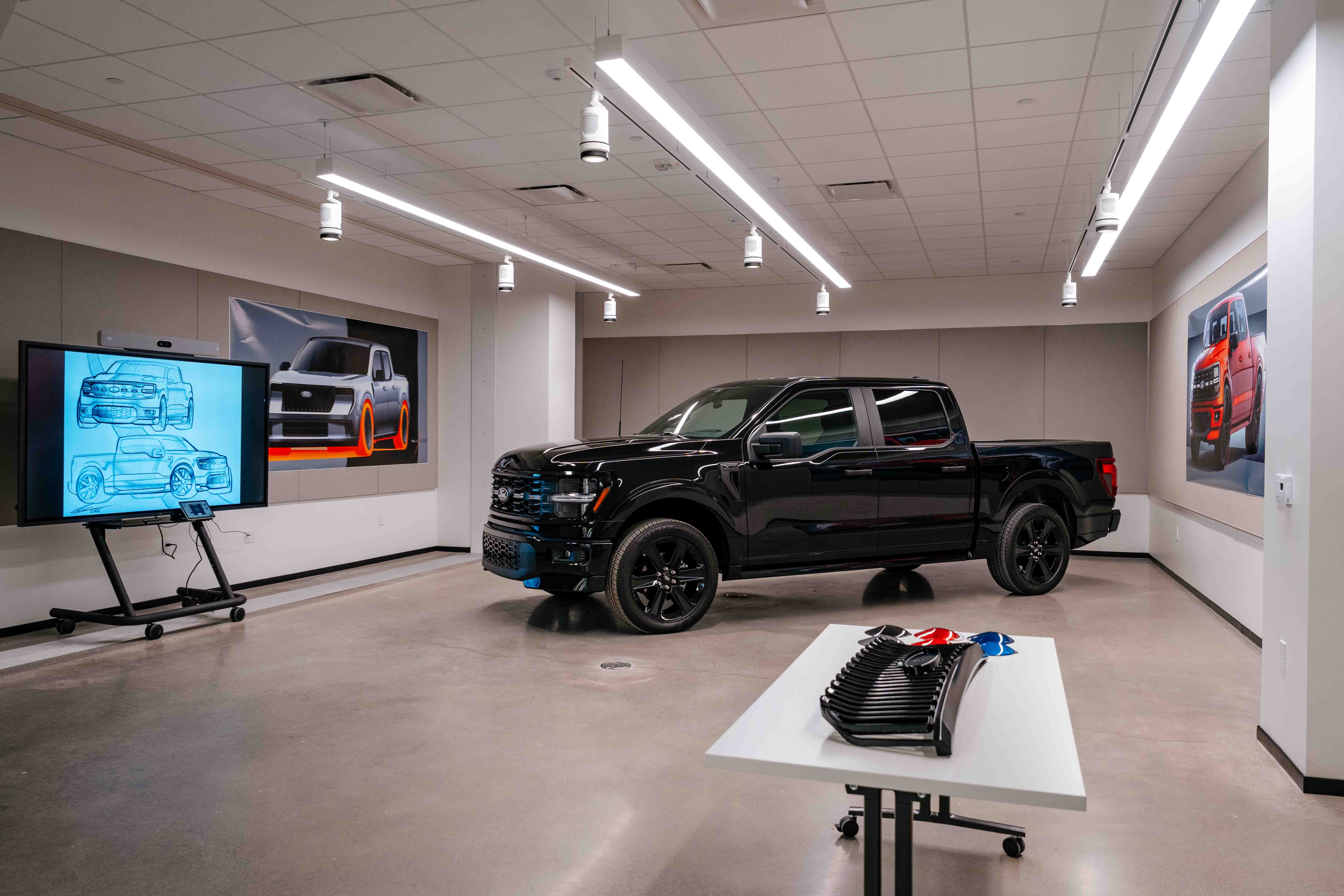 The building’s Energy Rooms allow for full-size vehicles and models to be reviewed by teams.